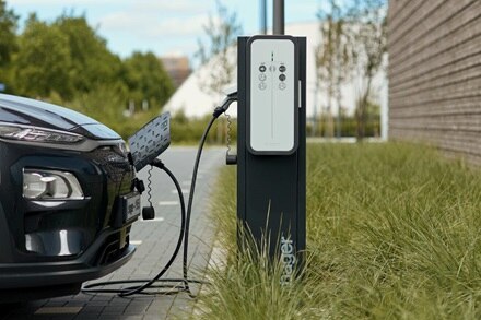 Borne de recharge witty share de Hager, borne de recharge de voiture électrique dans un parking de petite entreprise