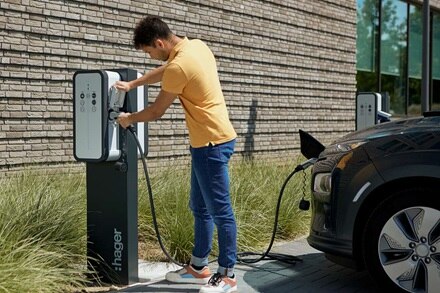 Double borne de recharge witty share de Hager, borne de recharge de voiture électrique dans un parking d'entreprise