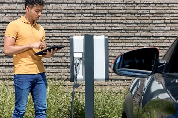 Double borne de recharge witty share de Hager, borne de recharge de voiture électrique dans un parking de petite entreprise
