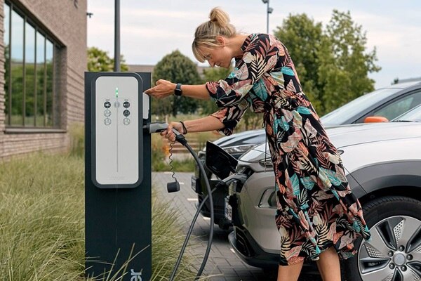 Borne de recharge witty share de Hager, borne de recharge de voiture électrique dans un parking de petite entreprise