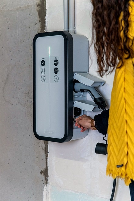 Borne de recharge witty start de Hager, borne de recharge de voiture électrique dans un garage de particulier