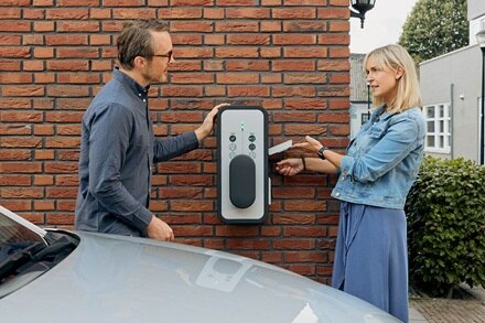 Borne de recharge witty start de Hager, couple qui recharge leur voiture électrique grâce à leur borne installée sur le mur de leur maison