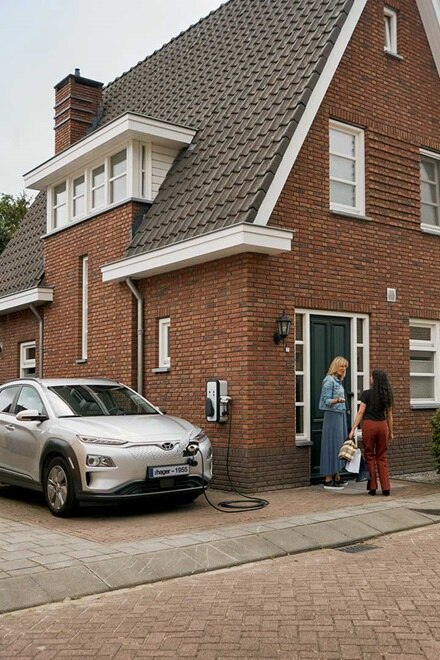 Borne de recharge à domicile Hager witty, installation murale avec support de câble pour maison individuelle