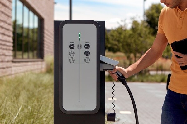   Borne witty XEV1K de Hager, version évolutive avec plusieurs cartes en option : carte TIC ou carte Wi-Fi, ouvelle carte électronique embarquée.