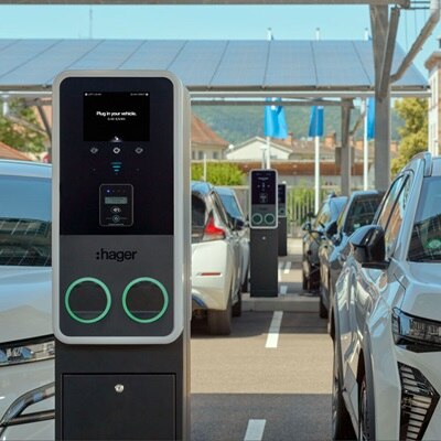 Des voitures sur un parking doté de bornes de recharge witty park 2 de Hager.