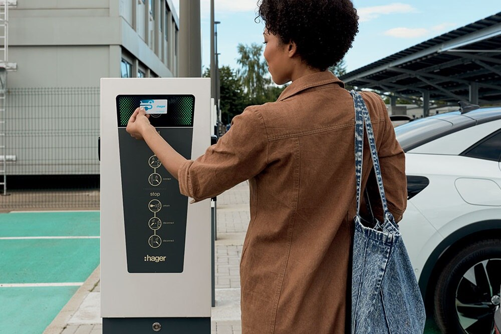 Borne de recharge witty park de Hager, borne de recharge de voiture électrique pour le tertiaire, badge RFID