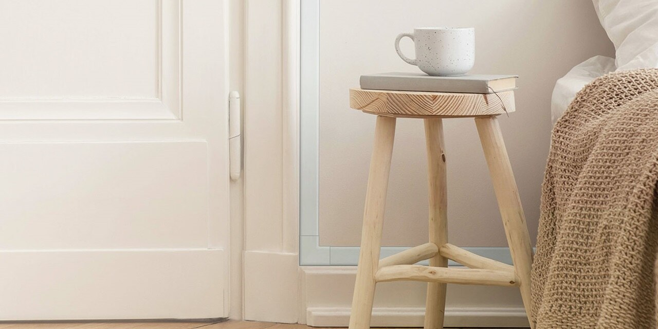 système ateha de Hager, appareillage mural saillie ateha sur moulure ateha, rénovation électrique maison dans une chambre aux couleurs douces