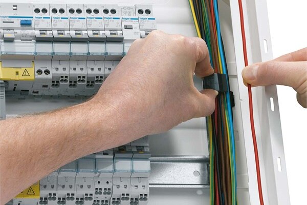 guide-fils tableau electrique, coffret electrique Hager