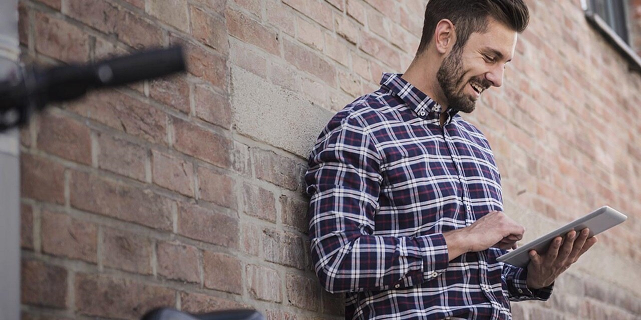 homme qui entreprend, homme sur tablette