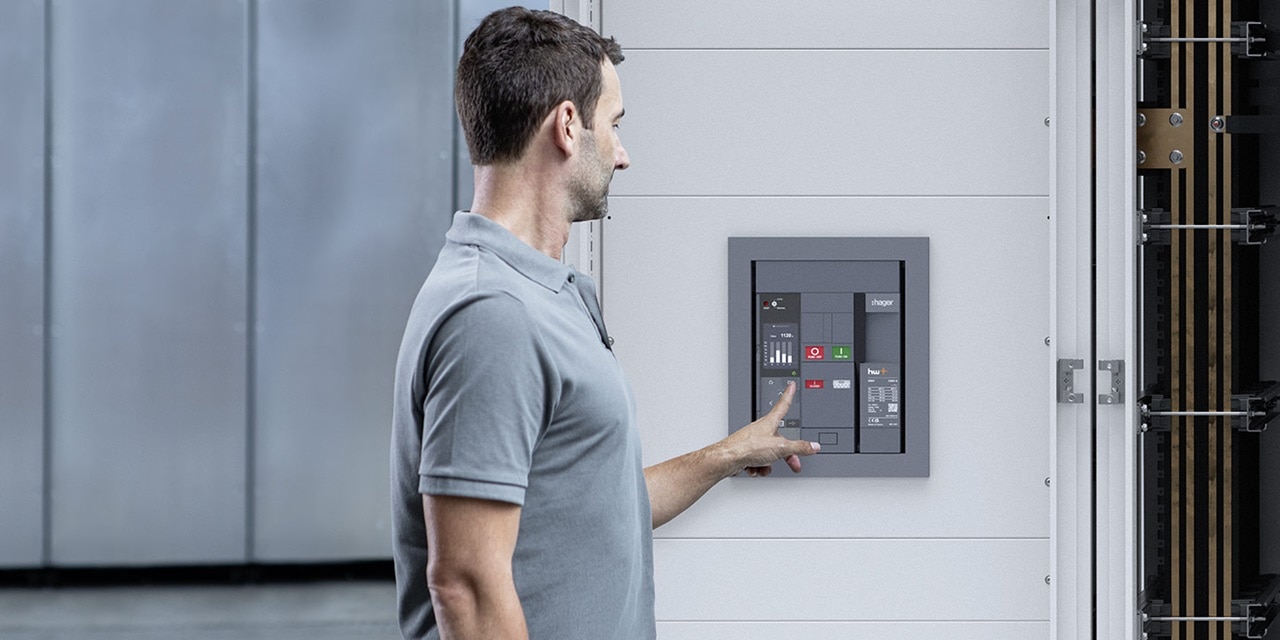 homme appuyant sur un bouton de l’ACB hw+ de Hager