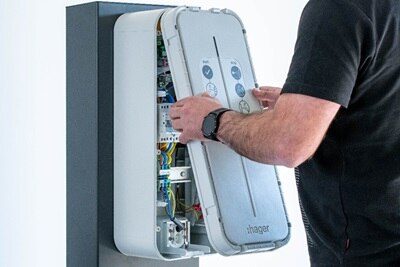 Installation d'une borne de charge par un électricien certifié IRVE.