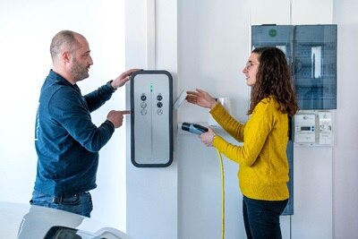 Installateur certifié IRVE qui installe une borne de recharge chez un client particulier.