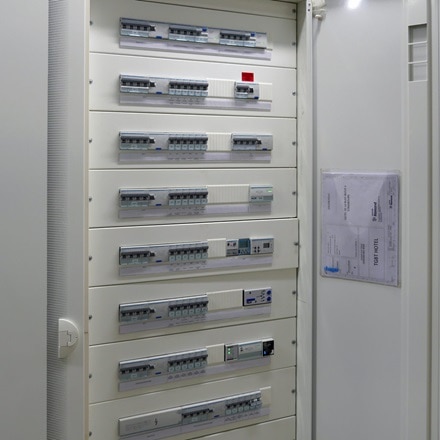 Chantier référence Hager, hôtel Léonor de Strasbourg, domovea, passerelle DALI de Hager multiprotocole KNX