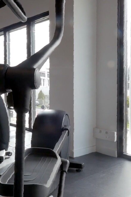 Medical Stadium à Mérignac, chantier référence Hager, goulottes et appareillage mural Hager dans la salle de sport