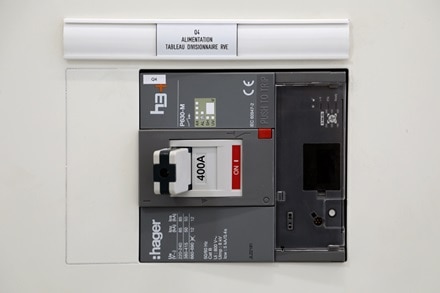 Réalisation chantier Hager, Centre de détention de Meaux (77), boîtier moulé h3+ de Hager