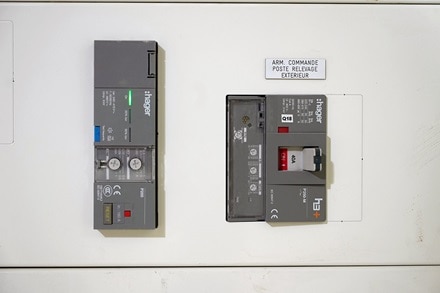 Interrupteur sélectionneur Hager à la résidence Archimède à Saint-Cyr-l'Ecole (78)