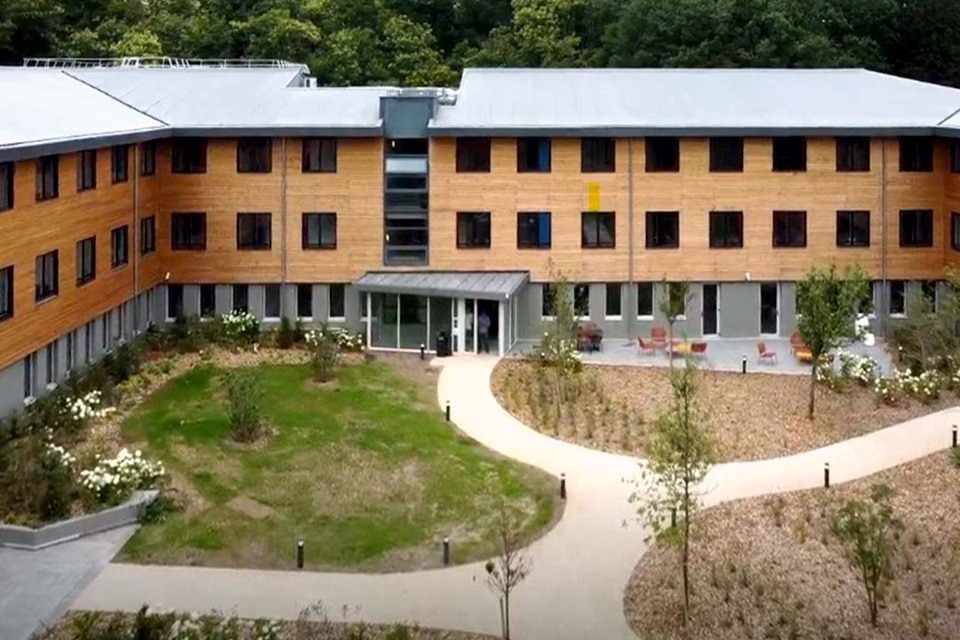 Vue extérieure de la Résidence Archimède à Saint-Cyr-l'Ecole (78) equipée des produits Hager