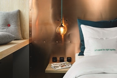 Chambre hotel 25th hours Berlin, appareillage Q1 Berker, appareillage mural Hager