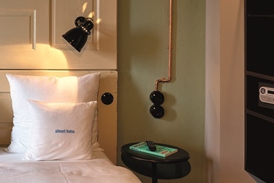 Chambre hotel 25th hours Hambourg, appareillage Q1 Berker, appareillage mural Hager