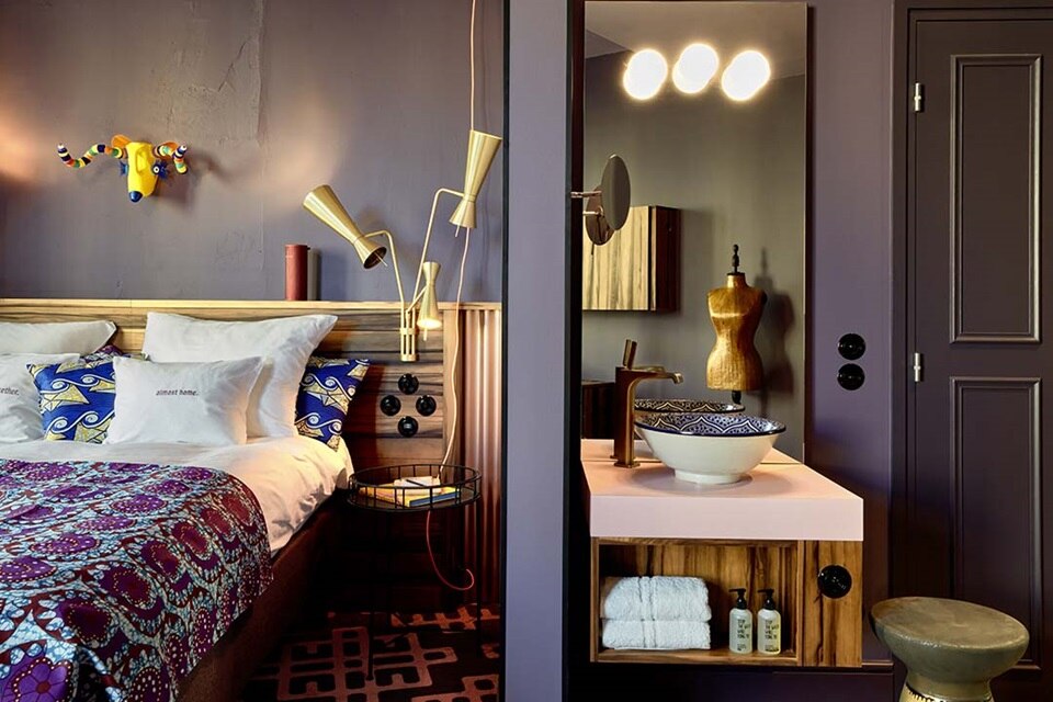 Chambre hotel 25th hours Paris, appareillage mural 1930 Hager