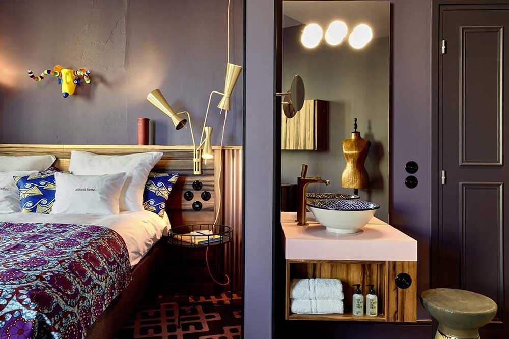 Chambre hotel 25th hours Paris, appareillage mural 1930 Hager