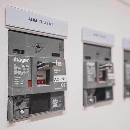 Disjoncteurs h3+ energy communicants Hager pour le batiment Credit Agricole Brie Picardie 