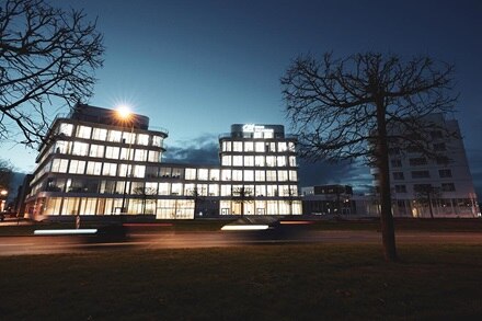 Vue de nuit du batiment du Credit Agricole Brie Picardie