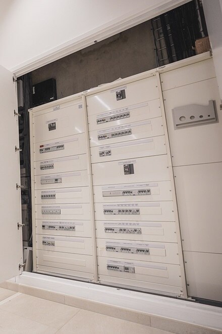 Armoires divisionnaires quadro de Hager pour le batiment Credit Agricole Brie Picardie