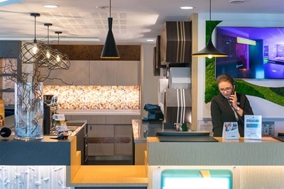 equipe mobilisee, accueil hotel, batiment tertiaire