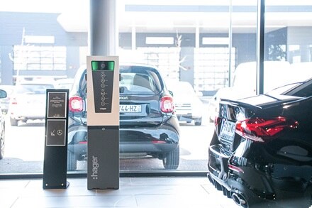 Borne de charge witty Hager de la concession Mercedes à Metz