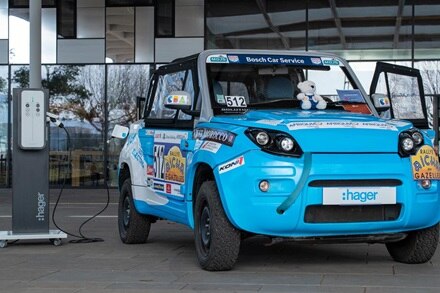 véhicule 512 en recharge électrique avec borne witty devant le forum Hager à Obernai