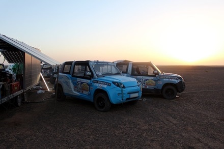 véhicule 512 en recharge électrique avec borne witty dans le désert marocain