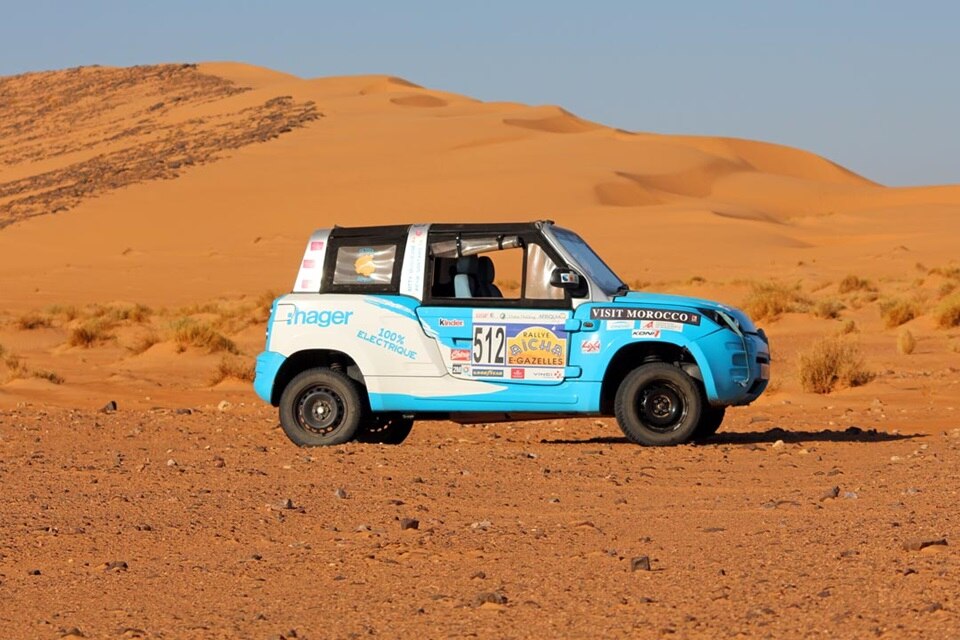 véhicule Bolloré Bluesummer électrique 512 Hager dans le désert marocain pendant le Rallye des Gazelles 2021