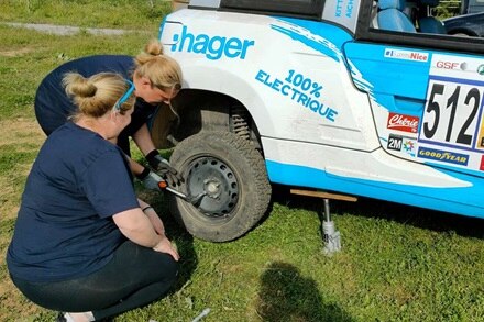 Entrainement changement de roue pour l'équipage 512 Hager en vue du Rallye des Gazelles 2021
