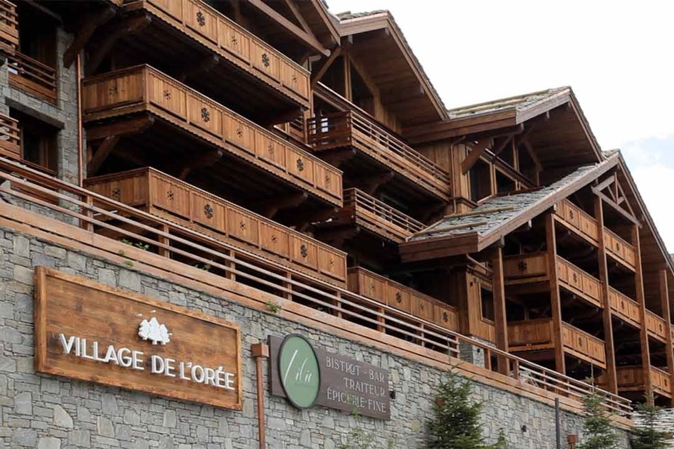 Zoom sur  façade de la résidence Village Orée à Méribel chantier référence Hager