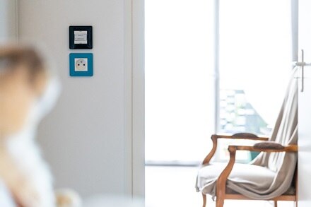 Hager, référence, résidence senior, senior, solutions électriques, habitat, autonomie à domicile, installations électriques, domotique, personnes âgées