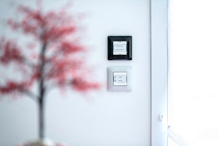 Hager, référence, résidence senior, senior, solutions électriques, habitat, autonomie à domicile, installations électriques, domotique, personnes âgées