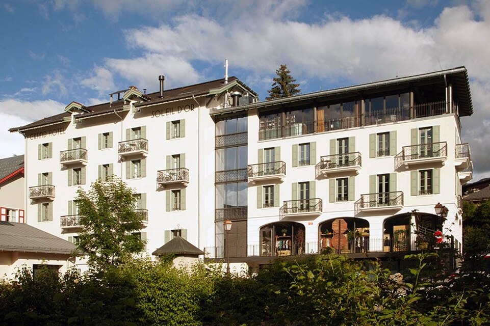 vue exterieure hotel soleil d'or Megeve Appareillage mural 1930  Hager