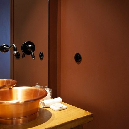  hotel soleil d'or Megeve salle de bain Appareillage mural 1930 noir Hager
