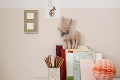 Bureau dans chambre d'enfant avec interrupteurs.