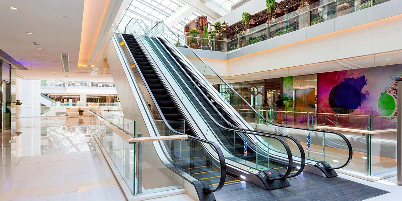 escalator dans un centre commercial coloré