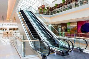 escalator dans un centre commercial coloré