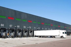 Plateforme logistique avec camion blanc en cours de chargement