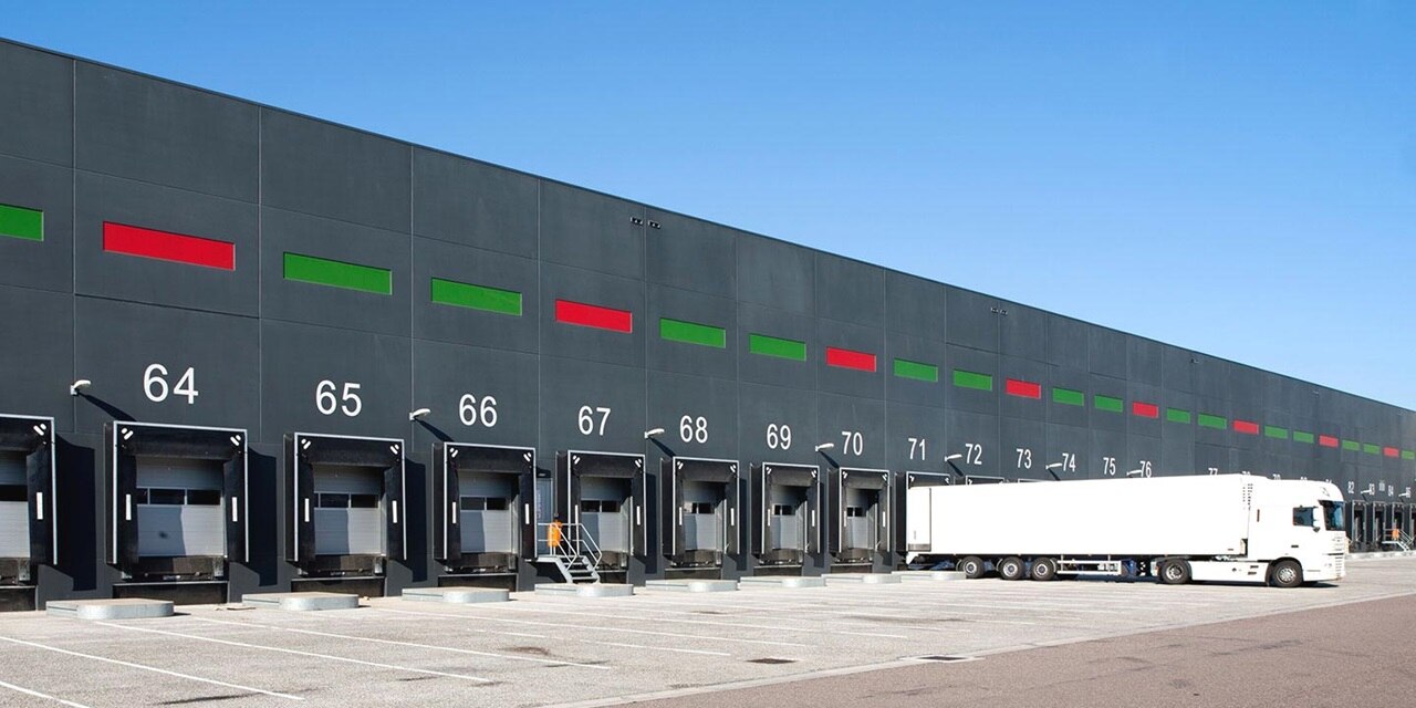 Plateforme logistique avec camion blanc en cours de chargement