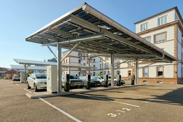 Ombrières sur le parking d'une entreprise Hager