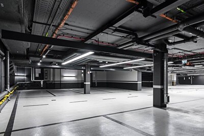 Grand parking souterrain en cours d'aménagement électrique en vue d'installer un parc de bornes électriques