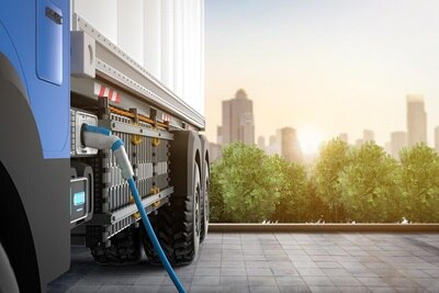 Camion électrique en cours de recharge sur une borne