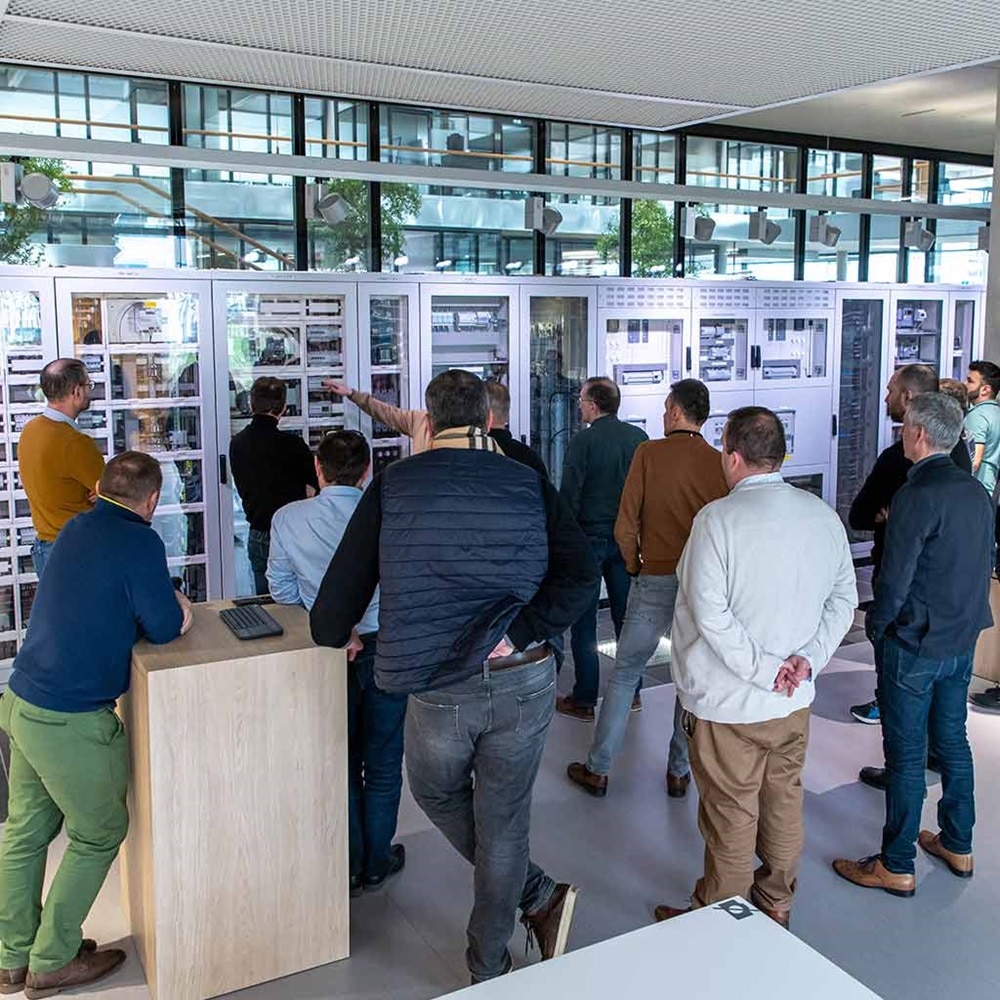 Clients en visite dans un showroom Hager