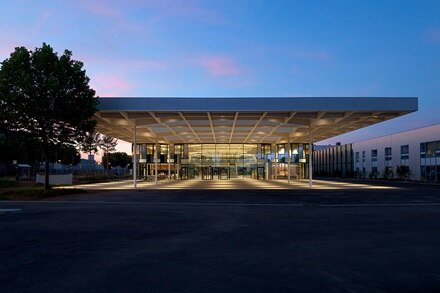 Hager Forum Obernai, vue extérieure de nuit