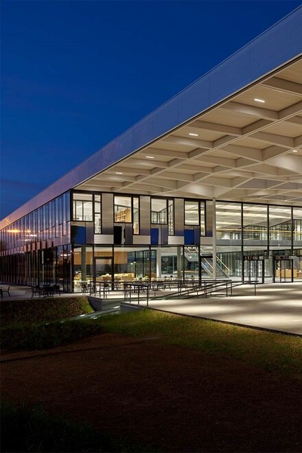 Hager Forum Obernai, vue extérieure de nuit